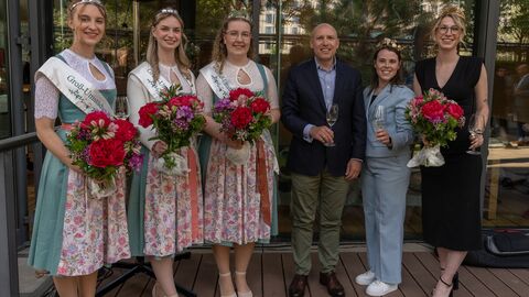Repräsentantinnen der Weinkultur: Staatsminister Manfred Pentz dankte den Weinmajestäten für ihr Engagement. V.l.n.r.: Weinprinzessinnen Chiara Fischer und Weinprinzessin Elisabetta Schadt, Umstädter Weinkönigin Lea Katharina Siegler, Staatsminister Manfred Pentz, Gebietsweinkönigin der Hessischen Bergstraße Katja Simon und Rheingauer Weinkönigin Lena Orth.