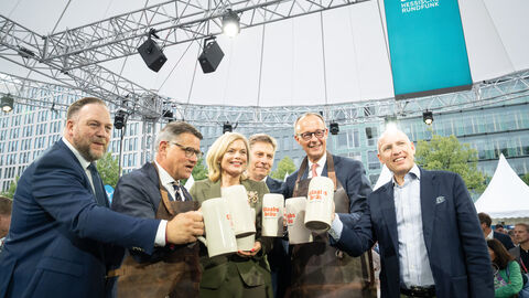 Hessenfest 2025 - nach dem Fassbieranstich wird angestoßen Hessenfest 2015 Fassbieranstich auf der Bühne mit MP Boris Rhein