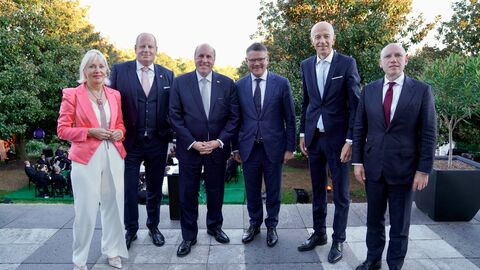 Mehrere Personen stehen nebeneinander
