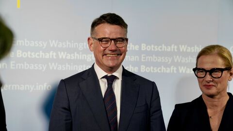 Ministerpräsident Boris Rhein und seine Frau stehen nebeneinander.