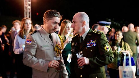 Zwei Männer in militärischer Uniform stehen nebeneinander
