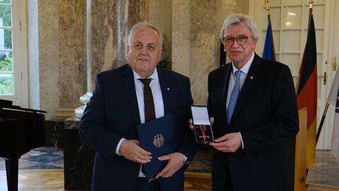 Dr. Hans Heuser aus Mücke bekam von Ministerpräsident Volker Bouffier das Verdienstkreuz am Bande des Verdienstordens der Bundesrepublik Deutschland überreicht.