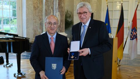 Kambiz Ghawami aus Wiesbaden wurde von Ministerpräsident Volker Bouffier mit dem Hessischen Verdienstorden am Bande ausgezeichnet. 