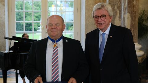 Friedrich Schäfer aus Vöhl wurde von Ministerpräsident Volker Bouffier mit dem Hessischen Verdienstorden geehrt.