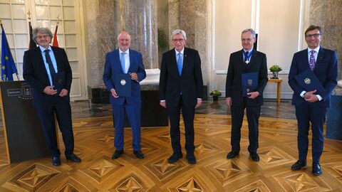 Ministerpräsident Bouffier mit den durch das Bundesverdiestkreuz ausgezeichneten