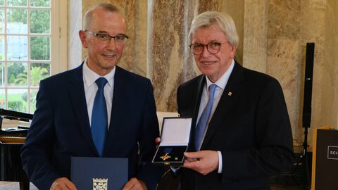 Reiner Birkel aus Neuenstein wurde von Ministerpräsident Volker Bouffier mit dem Hessischen Verdienstorden am Bande ausgezeichnet. 