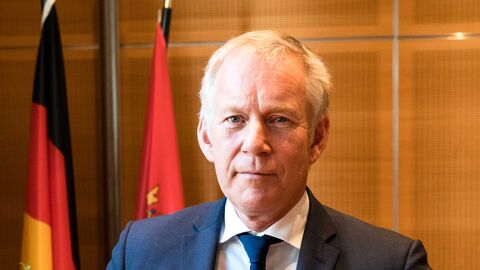 Der Moderator und Journalist Johannes B. Kerner bekam vom Hessischen Ministerpräsidenten Volker Bouffier das Verdienstkreuz 1. Klasse des Verdienstordens der Bundesrepublik Deutschland ausgehändigt. 