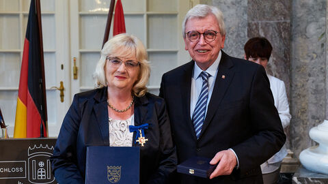 Petra Müller-Klepper wird mit dem Hessischen Verdienstorden für ihr jahrzehntelanges Engagement in der hessischen Kommunal- und Landespolitik geehrt. 