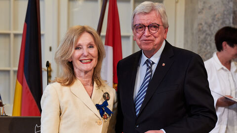 Inge von Alvensleben aus Gießen ist eine echte Allrounderin bei ihren ehrenamtlichen Tätigkeiten. Sie erhielt den Hessischen Verdienstorden vom Ministerpräsidenten aufgrund ihres vielfältigen Engagements in der Stadt Gießen. 