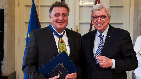 Holger Bellino aus Neu-Anspach wurde heute ebenfalls der Hessische Verdienstorden verliehen. 