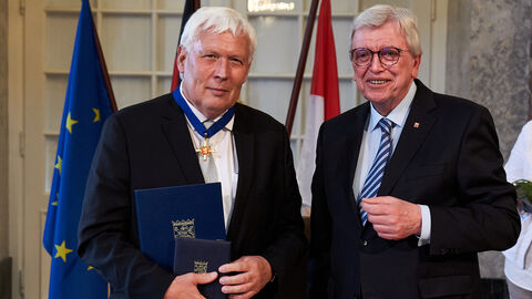 Martin Hanika aus Langgöns wurde für sein langjähriges Wirken in der Kommunalpolitik und im Vereinswesen mit dem Hessischen Verdienstorden ausgezeichnet. 