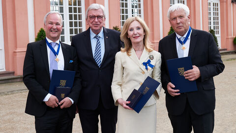 Ministerpräsident Volker Bouffier mit Inge von Alvensleben aus Gießen, Heinz-Jörg Ebert aus Linden und Martin Hanika aus Langgöns.