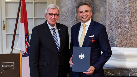 Der Hessische Ministerpräsident Volker Bouffier hat Gerhard Wiesheu aus Bad Homburg das Verdienstkreuz 1. Klasse des Verdienstordens der Bundesrepublik Deutschland überreicht.