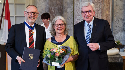 Der Hessische Ministerpräsident hat heute unter anderem dem ehemaligen Intendanten des Hessischen Rundfunks (hr), Manfred Krupp, den Hessischen Verdienstorden verliehen. 