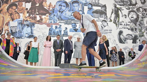 Ministerpräsident Boris Rhein und Bundespräsident Frank-Walter Steinmeier werden gemeinsam mit zahlreichen weiteren Gästen durch das Museum Fridericianum geführt. 