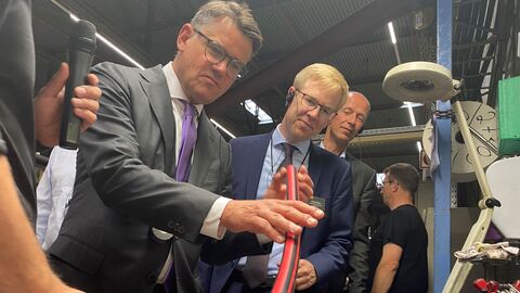 Von links nach rechts: Ministerpräsident Boris Rhein und Philip Nelles, Mitglied des Vorstands