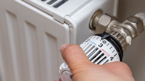 Eine Heizung, deren Knopf gedreht wird