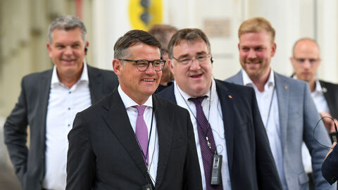 Ministerpräsident Boris Rhein beim Rundgang durch die Produktionhallen Ministerpräsident Boris Rhein beim Rundgang durch die Produktionhallen