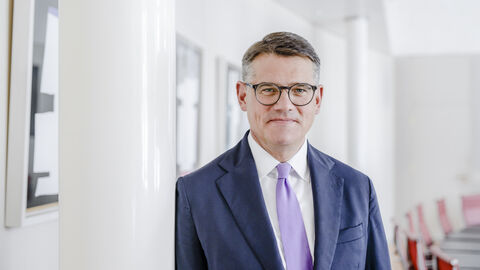 Ministerpräsident Boris Rhein Porträtaufnahme von Ministerpräsident Boris Rhein im Kabinettsaal in der Hessischen Staatskanzlei