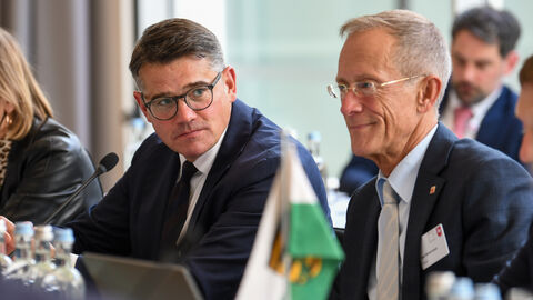 Rhein bei Ministerptäsidentenkonferenz mit Staatsminister Wintermeyer