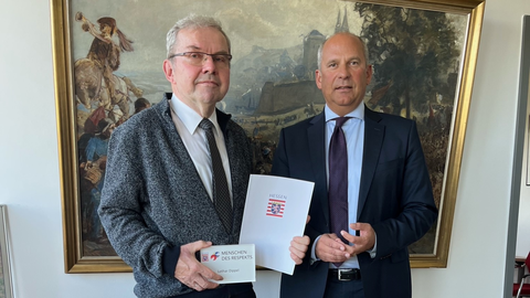 Justizminister Roman Poseck ehrt Lothar Dippel zum 50-jährigen Dienstjubiläum und zeichnet ihn als „Menschen des Respekts“ aus Justizminister Roman Poseck ehrt Lothar Dippel zum 50-jährigen Dienstjubiläum und zeichnet ihn als „Menschen des Respekts“ aus