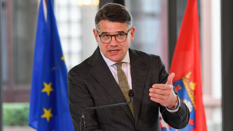 Ministerpräsident Rhein bei seinem Pressestatement zur Sonder-Ministerpräsidentenkonferenz