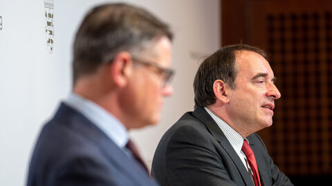 Pressekonferenz zu weiteren Investitionen in den Bildungsstandort Hessen Ministerpräsident Boris Rhein (im Vordergrund) und Kultusminister Alexander Lorz (im Hintergrund) bei einer Pressekonferenz