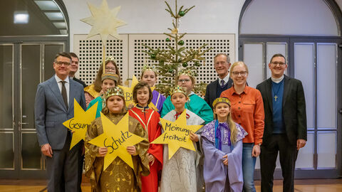 Sternsinger in der Staatskanzlei mit Ministerpräsident Rhein und Staatsminister Wintermeyer