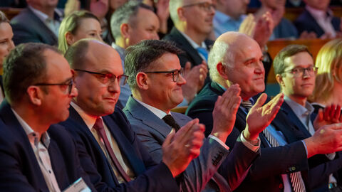 Ministerpräsident Rhein bei der Absolventenfeier der Provadis Partner für Bildung und Beratung GmbH