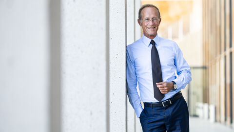 Staatsminister Axel Wintermeyer lehnt an eine Wand