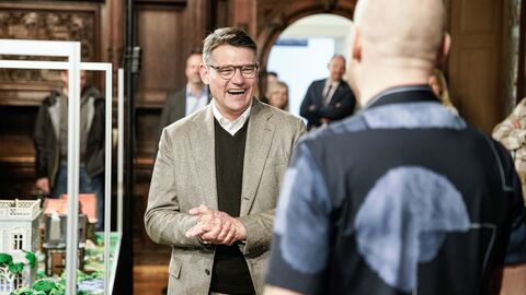 Ministerpräsident Boris Rhein und Künstler Oliver Schaffer