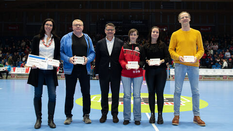 Menschen des Respekts Es stehen auf einem Spielfeld der MT Melsungen: Carolin Goujard, Uwe Lohmann, Ministerpräsident Boris Rhein, Jessica Fetzner Anja Scholtz und Stefan Döring. Die Ausgezeichnete Ellen Fehr fehlt auf dem Bild.