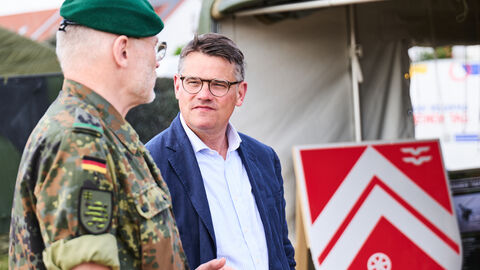 Ministerpräsident Boris Rhein zu Besuch auf dem Platz der Bundeswehr auf dem Hessentag 2023 Ministerpräsident Boris Rhein zu Besuch auf dem Platz der Bundeswehr auf dem Hessentag 2023