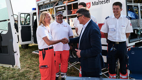 Ministerpräsident Boris Rhein zu Besuch auf dem Platz der Hilfsorganisationen auf dem Hessentag 2023 Ministerpräsident Boris Rhein zu Besuch auf dem Platz der Hilfsorganisationen auf dem Hessentag 2023
