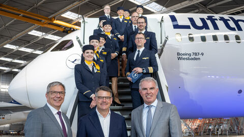 Ministerpräsident Boris Rhein (Mitte) mit Wiesbadens Oberbürgermeister Gert-Uwe Mende (links) und Carsten Spohr, Vorsitzender des Lufthansa-Vorstandes (rechts) bei der Taufe der Lufthansa-Boeing „Wiesbaden“ Ministerpräsident Boris Rhein (Mitte) mit Wiesbadens Oberbürgermeister Gert-Uwe Mende (links) und Carsten Spohr, Vorsitzender des Lufthansa-Vorstandes (rechts) bei der Taufe der Lufthansa-Boeing „Wiesbaden“