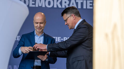 Jörg Eigendorf (links) nimmt den Walter-Lübcke-Demokratie-Preis 2022 in Wolfhagen stellvertretend für seine Frau, die mit dem Preis ausgezeichnete ZDF-Journalistin Katrin Eigendorf, von Ministerpräsident Boris Rhein entgegen. Jörg Eigendorf (links) nimmt den Walter-Lübcke-Demokratie-Preis 2022 in Wolfhagen stellvertretend für seine Frau, die mit dem Preis ausgezeichnete ZDF-Journalistin Katrin Eigendorf, von Ministerpräsident Boris Rhein entgegen.
