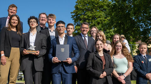 Ministerpräsident Boris Rhein mit Vertreterinnen und Vertretern der mit dem Walter-Lübcke-Demokratie-Preis 2022 ausgezeichneten Walter-Lübcke-Schule. Ministerpräsident Boris Rhein mit Vertreterinnen und Vertretern der mit dem Walter-Lübcke-Demokratie-Preis 2022 ausgezeichneten Walter-Lübcke-Schule.