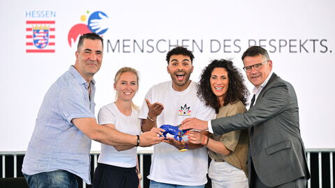 (v.l.n.r.): Christoph Grüne, Julia Boike und Younes Zarou haben mit Moderatorin Evren Gezer und Ministerpräsident Boris Rhein über Respekt im Alltag diskutiert.