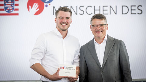Ministerpräsident Boris Rhein (rechts) und der „Mensch des Respekts“ Julian Zell