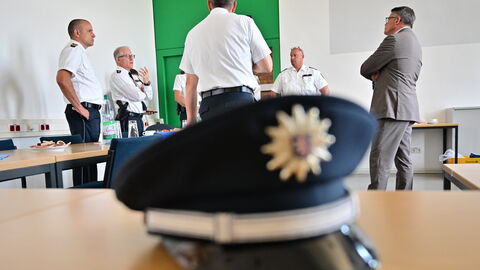 Gespräche mit Einsatzkräften standen auch auf dem Programm des Montags.