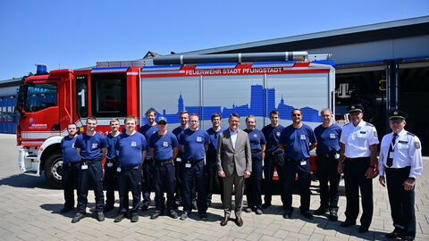 Ministerpräsident Boris Rhein mit Einsatzkräften.