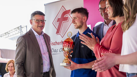 Ministerpräsident Rhein ehrt die Sieger der 5. Hessischen Fleischwurstmeisterschaft. Ministerpräsident Rhein ehrt die Sieger der 5. Hessischen Fleischwurstmeisterschaft.