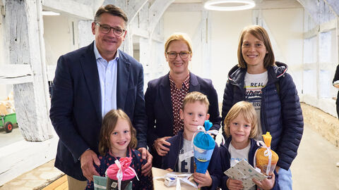 Ministerpräsident Boris Rhein und seine Frau Tanja Raab-Rhein mit Mehrlingen im Hessenpark in Neu-Anspach.