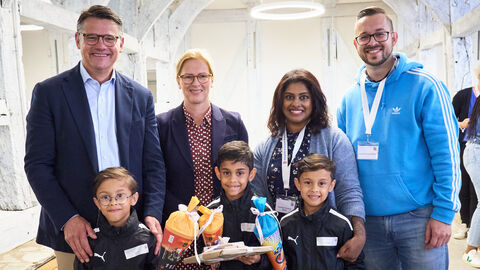 Ministerpräsident Boris Rhein und seine Frau Tanja Raab-Rhein mit Mehrlingen im Hessenpark in Neu-Anspach.