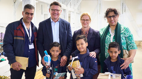 Ministerpräsident Boris Rhein und seine Frau Tanja Raab-Rhein mit Mehrlingen im Hessenpark in Neu-Anspach.