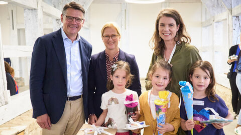 Ministerpräsident Boris Rhein und seine Frau Tanja Raab-Rhein mit Mehrlingen im Hessenpark in Neu-Anspach. Ministerpräsident Boris Rhein und seine Frau Tanja Raab-Rhein mit Mehrlingen im Hessenpark in Neu-Anspach.