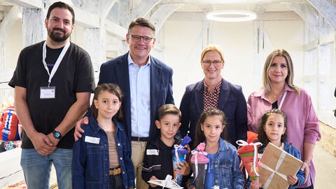 Ministerpräsident Boris Rhein und seine Frau Tanja Raab-Rhein mit Mehrlingen im Hessenpark in Neu-Anspach.