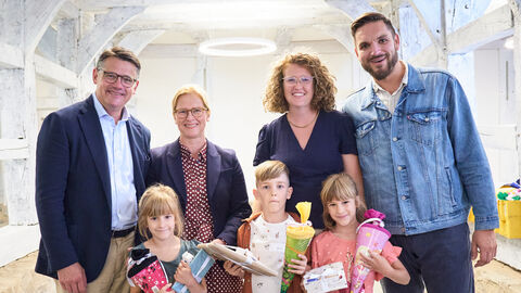 Ministerpräsident Boris Rhein und seine Frau Tanja Raab-Rhein mit Mehrlingen im Hessenpark in Neu-Anspach.