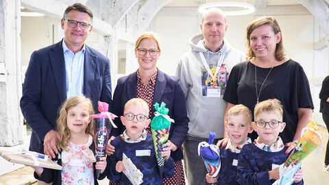 Ministerpräsident Boris Rhein und seine Frau Tanja Raab-Rhein mit Mehrlingen im Hessenpark in Neu-Anspach.