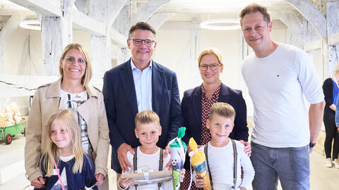 Ministerpräsident Boris Rhein und seine Frau Tanja Raab-Rhein mit Mehrlingen im Hessenpark in Neu-Anspach.